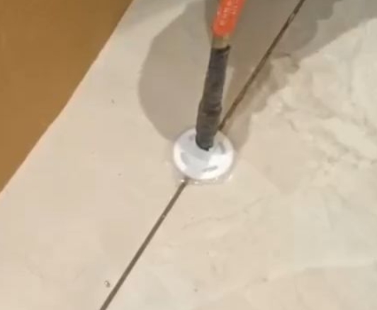 丁青瓷砖空鼓维修公司专业解答瓷砖在铺贴过程中，如果没有涂抹均匀到位的粘结材料（如水泥砂浆或瓷砖胶），可能会导致以下问题