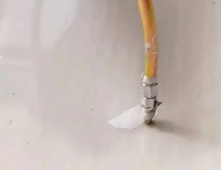 丁青瓷砖空鼓维修公司专业解答在瓷砖铺贴过程中，如果使用的砂料过粗（如全部使用了粗砂），可能会导致以下问题