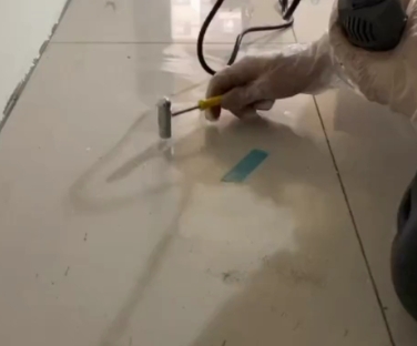 丁青瓷砖开裂维修公司专业分享瓷砖在铺贴前如果没有沥干水分，将会导致以下问题